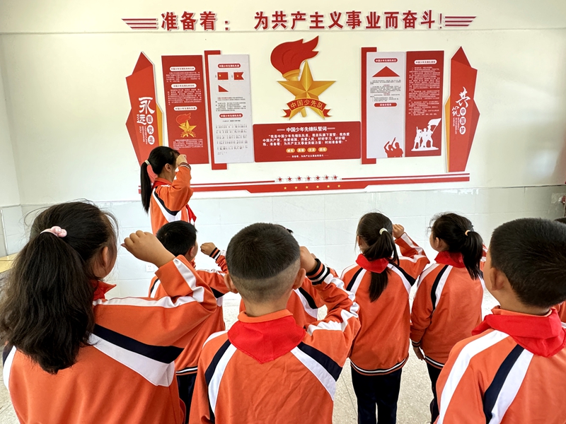 沙河乡明德小学举行少先队入队仪式