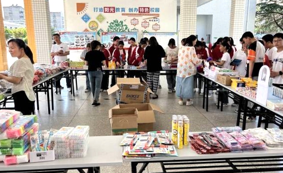 城关镇八一希望小学校园积分超市“开市”