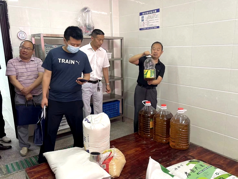 房县青峰镇中心幼儿园迎接市“食品安全量化A级食堂”评估验收