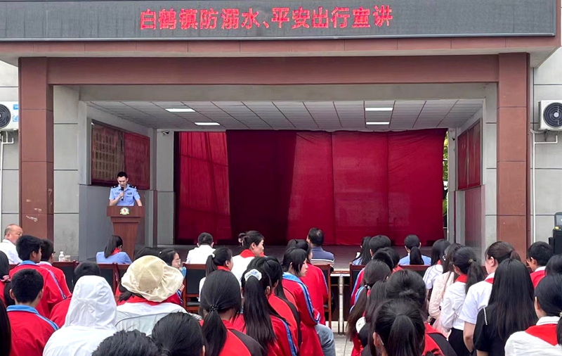 交通安全进校园 平安同行伴成长