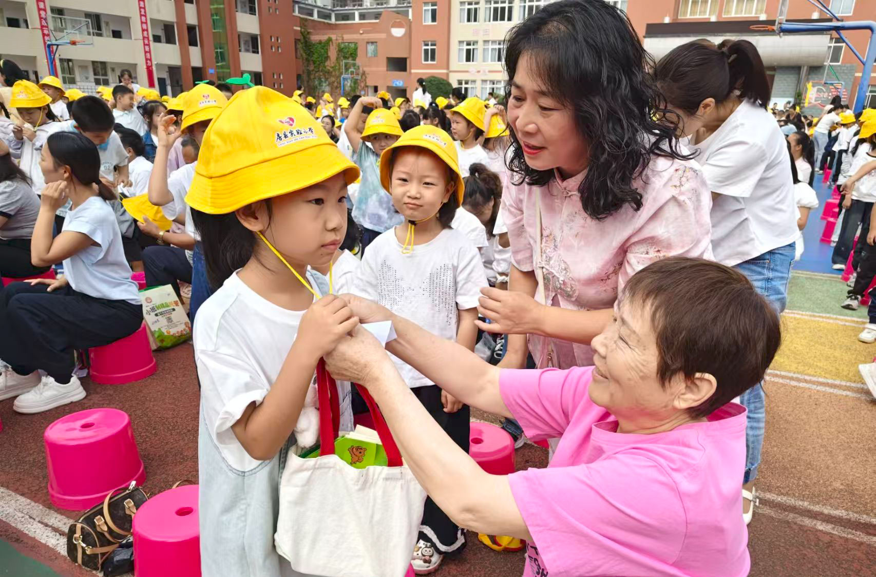 房县实验小学举行萌芽绽芳华 感恩启新程主题教育活动