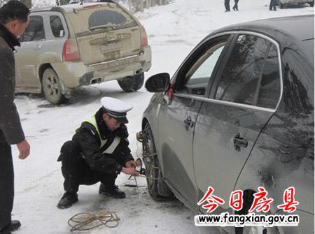 冰雪路上的最美交警