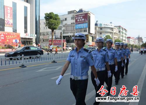 房县女子交通协警正式上路执勤