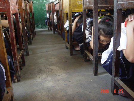 实验小学学生在教室进行避震演练