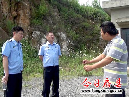 县公安局长柯正洪深入重点企业现场办公研究服务措施