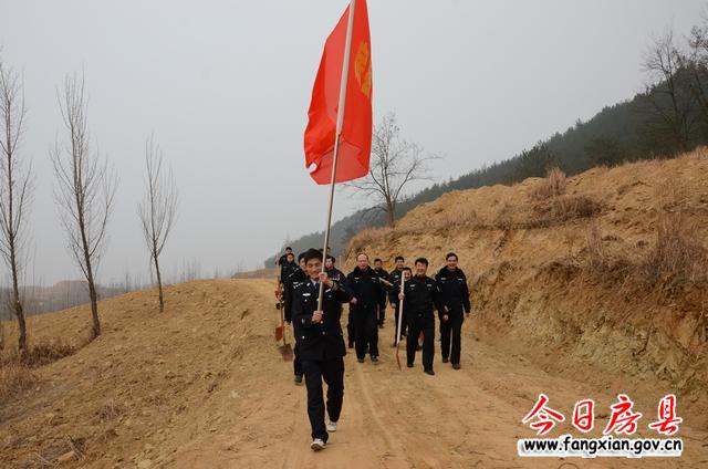 县公安局干警赴驻点村挖塘堰