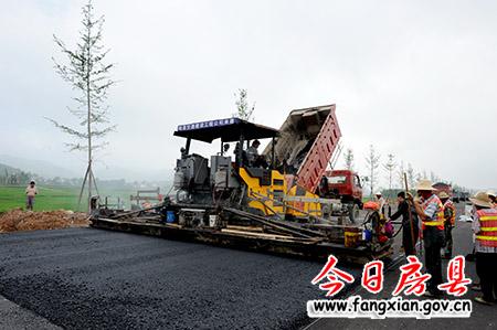 县城至军店一级路进入沥青路面铺筑阶段