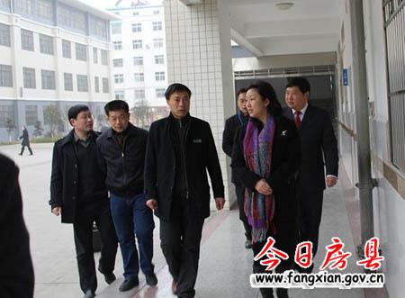 局长李文海率相关股室人员组成的开学工作检查组一行12人深入东城小学