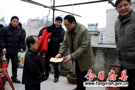 县四大家领导分别看望慰困难群众