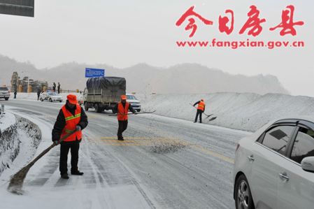 县公路管理局积极应对雨雪天气确保道路安全畅通