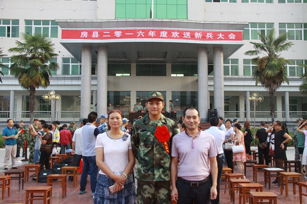 房县首批优秀青年奔赴军营