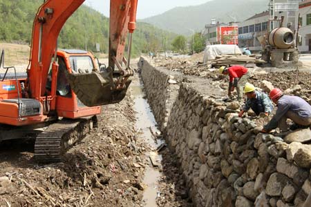 除险加固城乡病险河堤