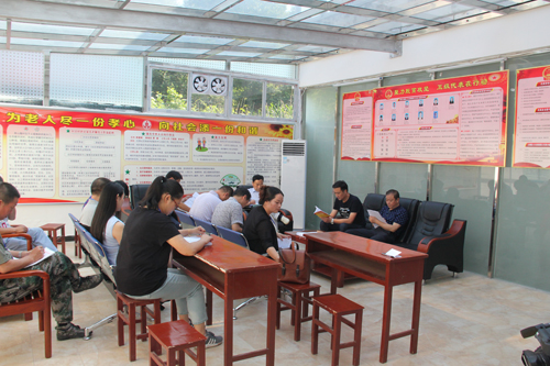 高明哲到土城镇检查"聚力扶贫攻坚,五级代表在行动"活动开展情况