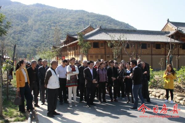 市委老干部局与房县离退休干部共庆重阳节