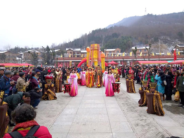 房县首届土城年货节·黄酒民俗文化村千人年猪宴开幕