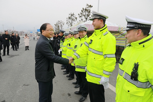 蔡贤忠看望慰问奋战风雪一线人员