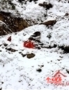 男子雪天登山探险跌落悬崖 消防紧急救援