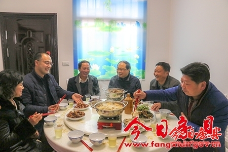 大年三十话脱贫　蔡贤忠到帮扶户家中团年