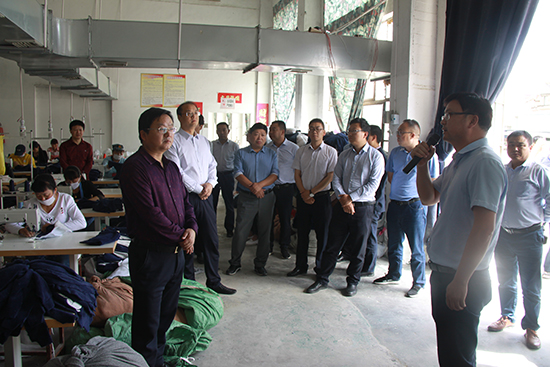 王家波督导我县扶贫车间建设