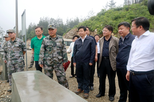 省委常委、省军区司令员马涛来房检查防汛抗旱工作