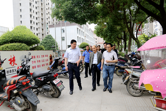 陈刚督办五城联创“门前三包”工作