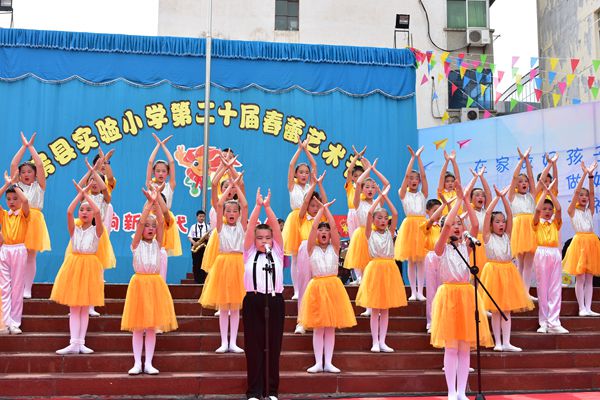 房县实验小学：网络直播  实时分享“六一”欢乐