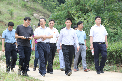 刘荣山来房调研党建工作慰问基层党员