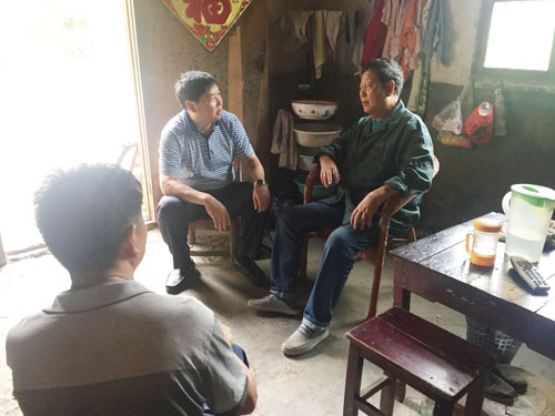 县人社局认真开展“进村住户、户户走到”活动