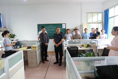 蔡贤忠看望慰问教师  向全县教育工作者致以节日问候