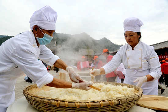房县首届传统黄酒手工酿造技能大赛开赛