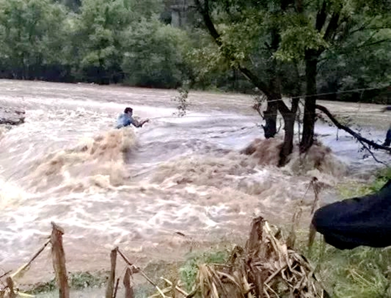 惊险！河水暴涨三男子被困“孤岛” 房县警民联手飞索施救