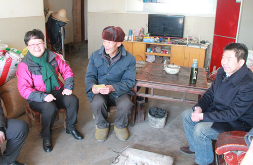 徐锦凤到化龙堰镇慰问困难党员群众