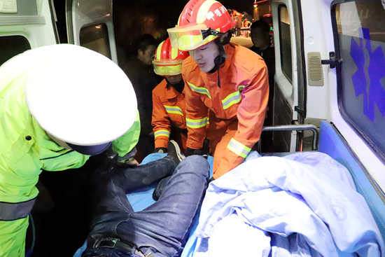 货车高速匝道侧翻一人被困 房县消防紧急救援