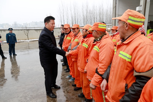 纪道清看望慰问部队武警官兵和一线劳动者