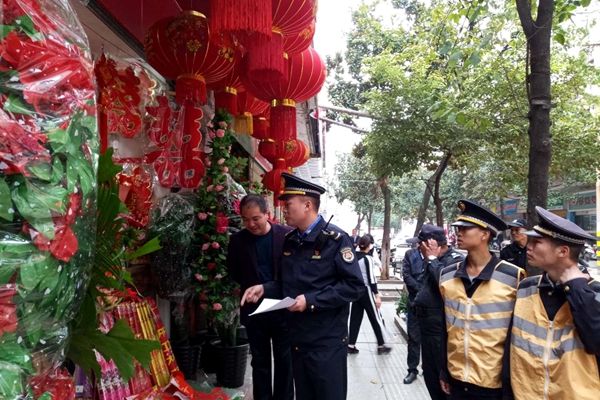 房县实验小学：联合执法 为净化校园周边环境保驾护航