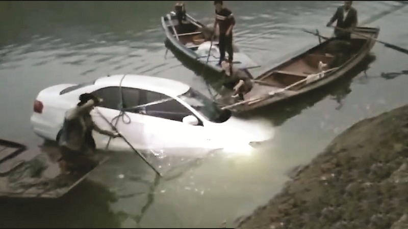 轿车清晨掉进水库 船工穿条秋裤村民调来小船救人