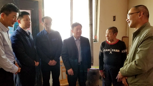 东风公司党委副书记程道然来房调研脱贫攻坚工作