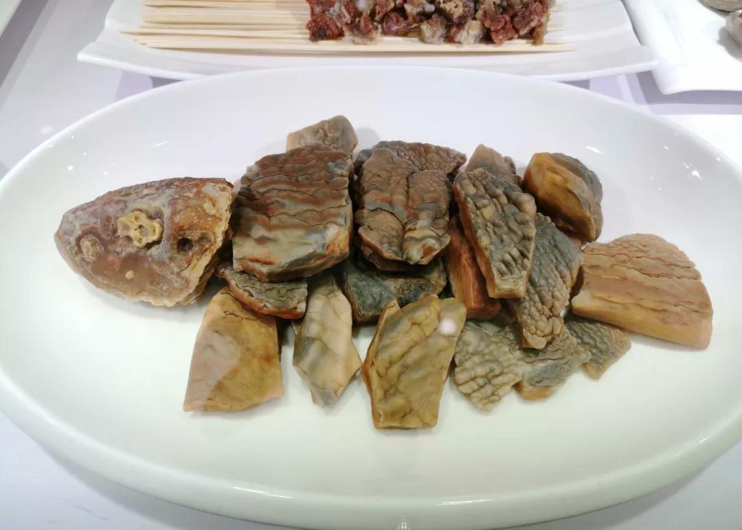 奇石联展吸引近百余名师生前来观赏