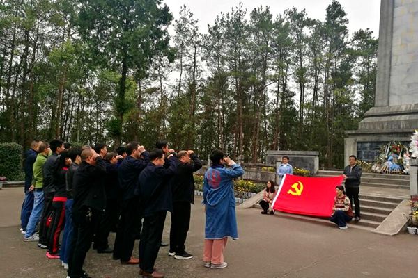 县教育局开展学国史、诵党章、读摘编、温誓词、祭先烈活动