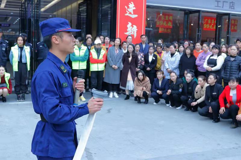 县消防救援应急大队开展大型综合体商场灭火救援实战演练