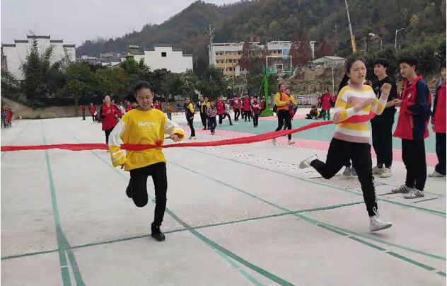 万峪中学举行第十七届田径运动会