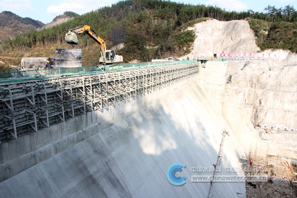 鄂西北最大水源工程房县方家畈水库大坝正式封顶