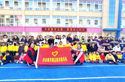 团县委为城关镇留守儿童发放“希望微心愿”大礼包