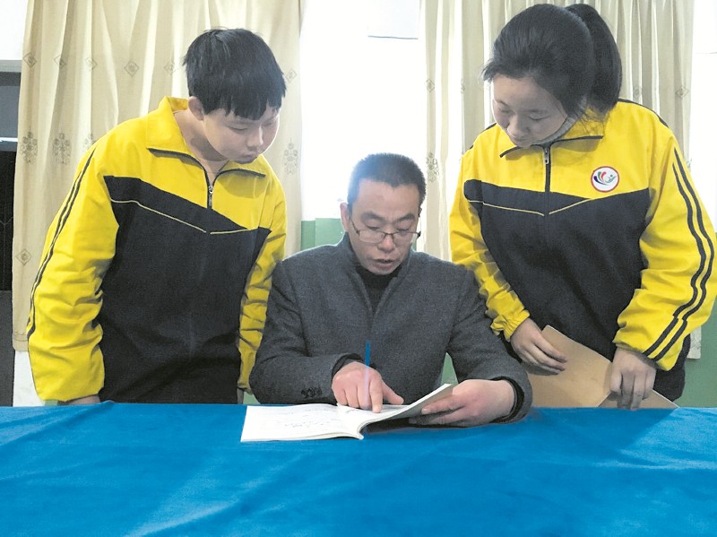 “草根校长”的教育情 ——记房县姚坪中学校长杨曙辉