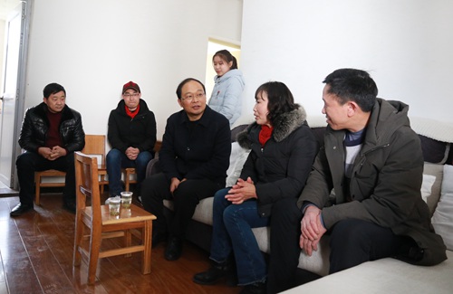 蔡贤忠走访慰问结对帮扶贫困户