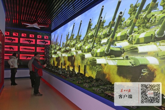 房县一男子 自建兵器展览馆