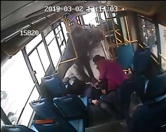 十堰男子公交上突发癫痫  人医护士危难时刻显身手