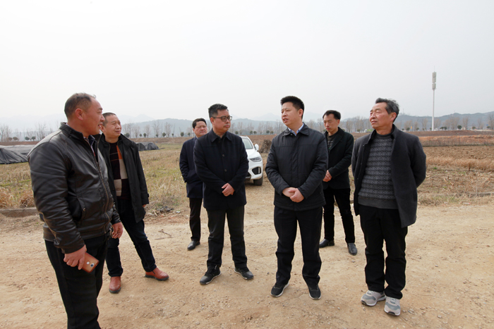 纪道清调研武当农夫饲料厂选址时要求 科学制订规划设计方案  争取项目早日竣工投产