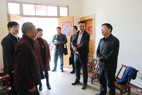 张歌莺来房入户走访贫困户