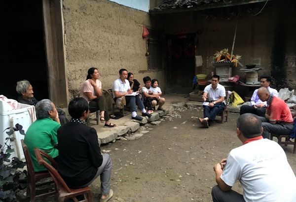 汤官欣: 带着妻子去扶贫